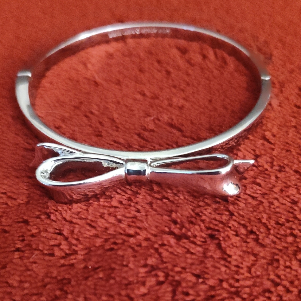 Chic Silver Bow Bracelet